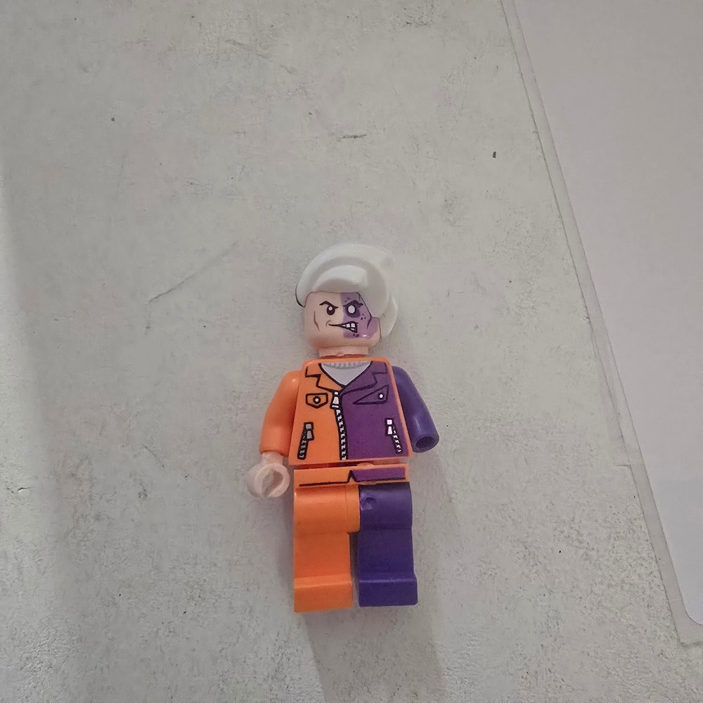 LEGO DC Super Heroes Two-Face Minifigure Orange Purple Jacket Batman Villain‎